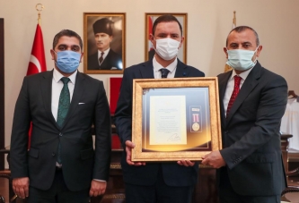 “ŞEHİT AİLELERİMİZ VE GAZİLERİMİZ BAŞIMIZIN TACI”