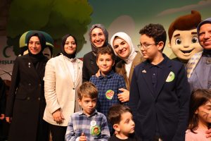 YEŞİLAY, BAĞIMSIZLIK BİLİNCİNİ SAHNEYE TAŞIDI   