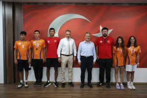 ORDU’NUN BAŞARILI YÜZÜCÜLERİNE MAKAMDA ÖVGÜ