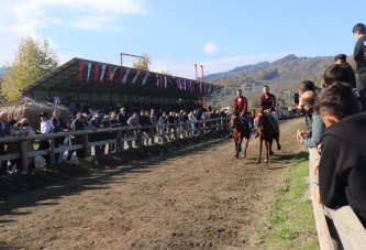 ATLAR ‘ATA’YA SAYGI İÇİN KOŞTU