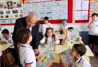 BAŞKAN GÜLER ÖĞRENCİLERE KARNE DAĞITTI