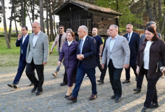 “BİZ BİR AİLEYİZ”