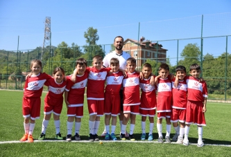 ÇOCUKLAR TOP BAŞI YAPTI