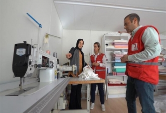 DEPREMZEDE ESNAFA KIZILAY DESTEĞİ