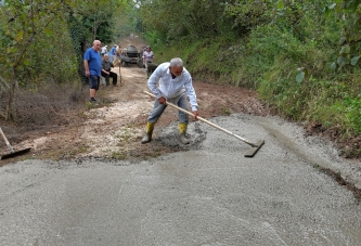ERENLİ MAHALLESİ’NDE BETON YOL SEVİNCİ
