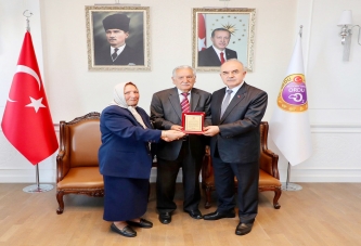 KİTAP BAĞIŞCISINA PLAKETLİ TEŞEKKÜR
