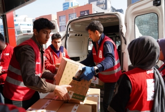 KIZILAY, AFETZEDELERİN İHTİYAÇLARINI KARŞILIYOR