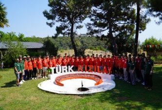 KIZILAY GENÇLİK KAMPINDA ÖĞRENCİLERLE BULUŞTU
