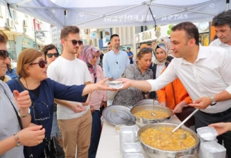 ŞEHİTLER İÇİN AŞURE DAĞITILDI