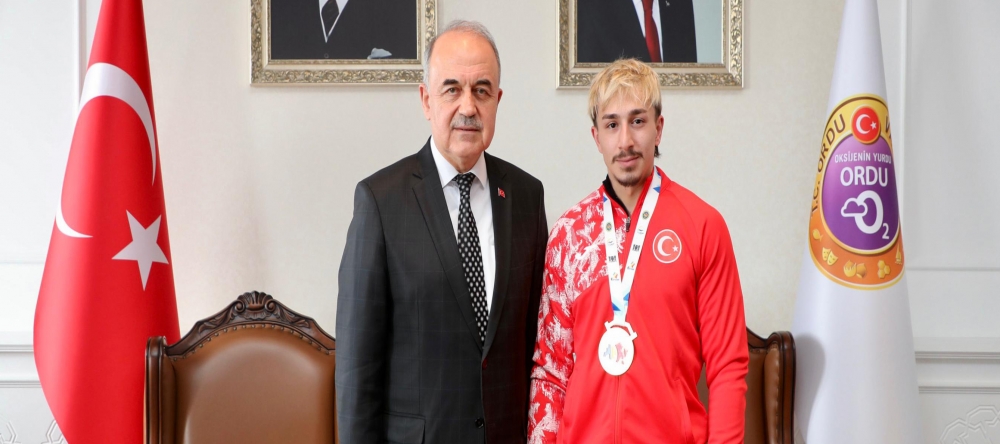 VALİ EROL, ŞAMPİYON HALTERCİYİ ÖDÜLLENDİRDİ