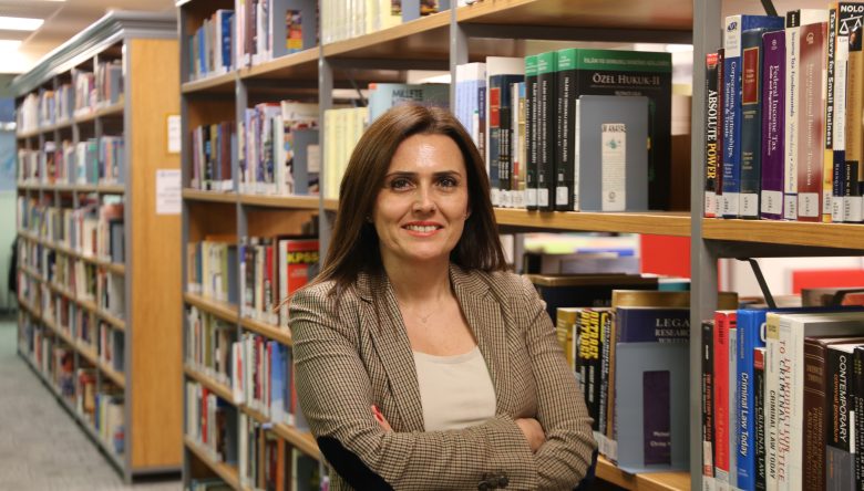 EKRANLAR İNSANLARI BİRBİRİNE DEĞİL, YALNIZLIĞA BAĞLIYOR!