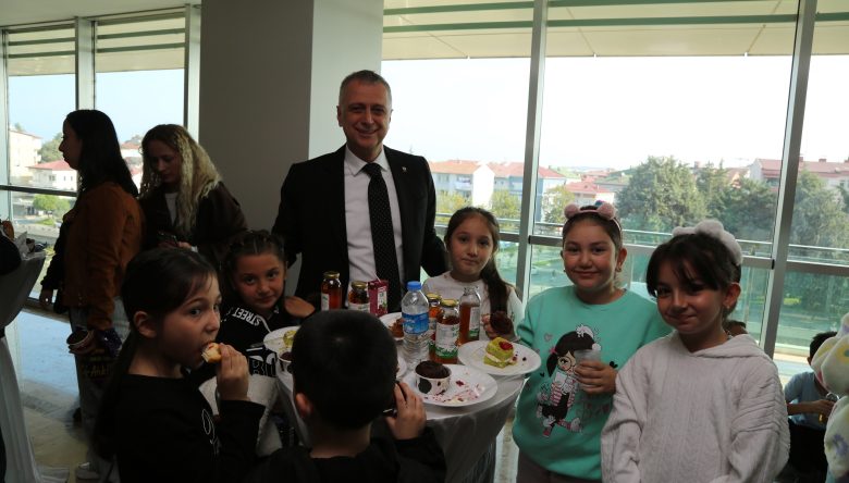 OTSO’DA MİNİK ÖĞRENCİLER ATATÜRK’Ü ANDI