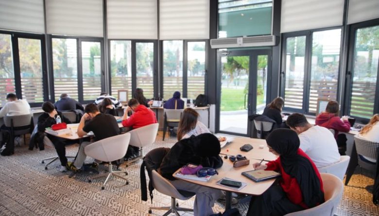 KİTAP KAFE’YE GENÇLERDEN YOĞUN İLGİ