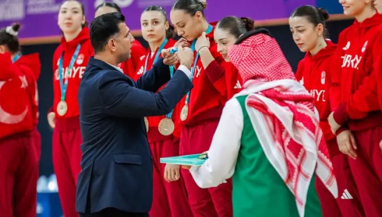 TÜRKİYE, ZİRVEDE TAMAMLADI