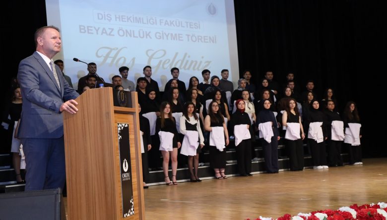 DİŞ HEKİMLİĞİ ÖĞRENCİLERİ BEYAZ ÖNLÜKLERİNİ GİYDİ