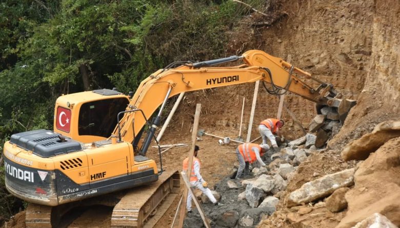  “LAF ÜSTÜNE LAF DEĞİL, TAŞ ÜSTÜNE TAŞ KOYUYORUZ”