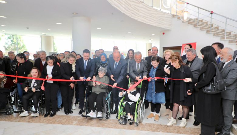 VALİ EROL, ENGELLİLER GÜNÜ MÜNASEBETİYLE DÜZENLENEN ÇEŞİTLİ PROGRAMLARA KATILDI