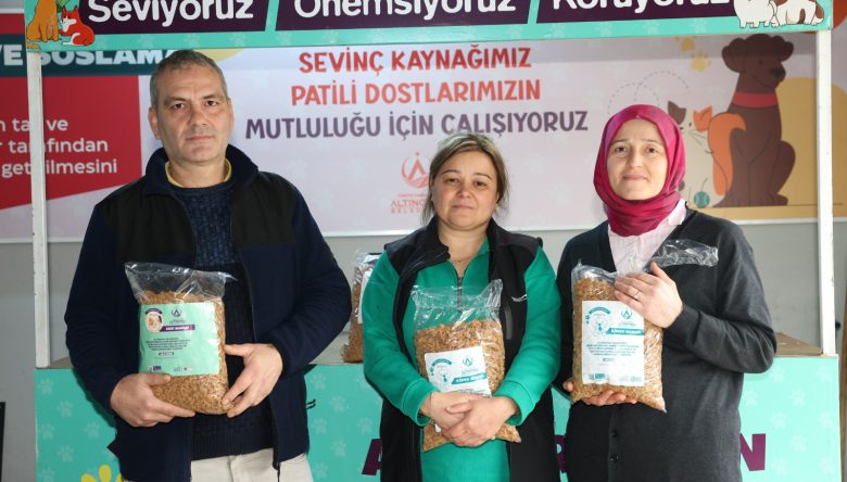 VATANDAŞLARA ÜCRETSİZ MAMA DAĞITILIYOR   