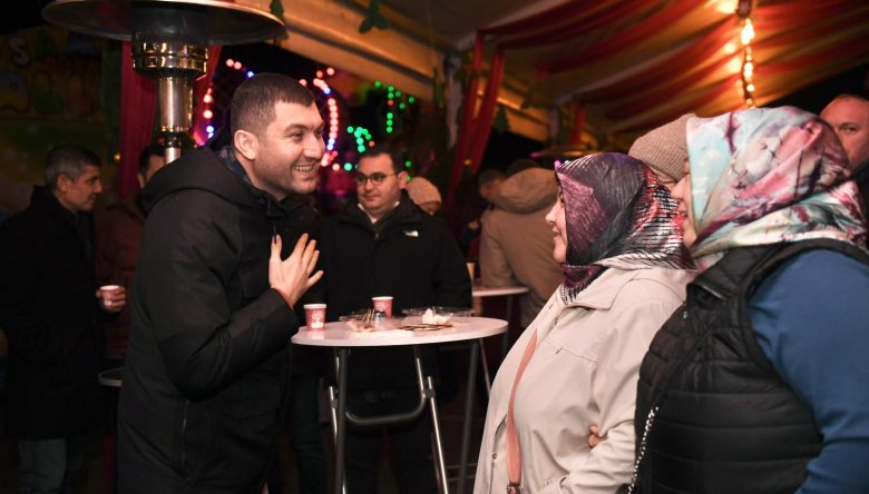    75 BİN KİŞİ YENİ YIL PAZARINA AKIN ETTİ   