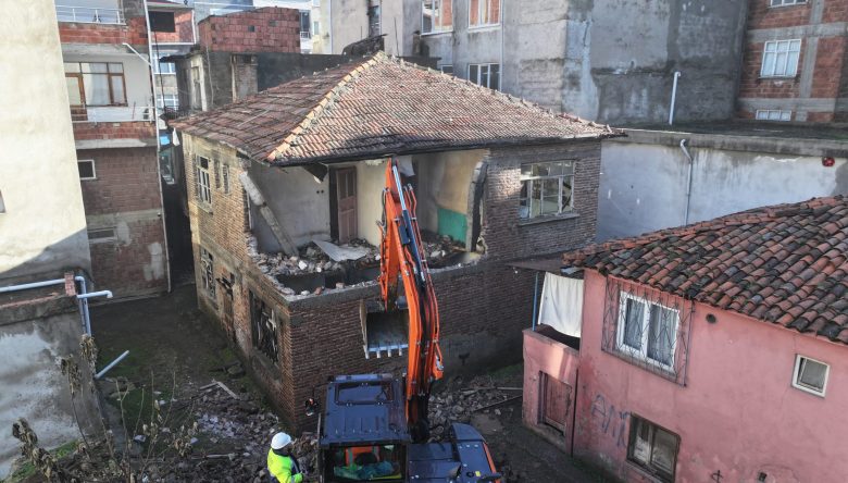 TEHLİKE ARZ EDEN 6 METRUK YAPI YIKILDI