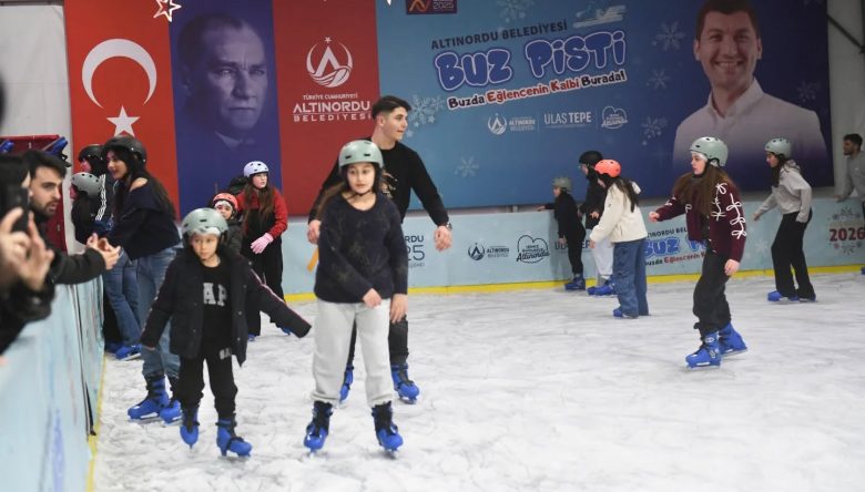 ARA TATİL BUZ PİSTİ İLE DAHA EĞLENCELİ