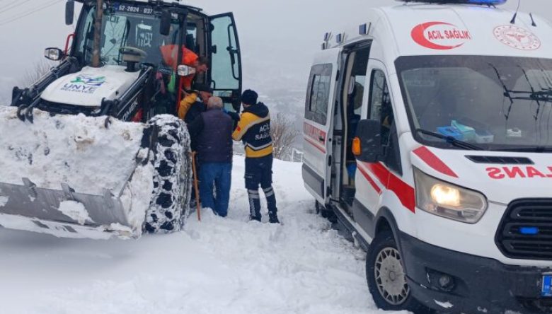 ÜNYE’DE KARLA MÜCADELE ÇALIŞMALARI SÜRÜYOR