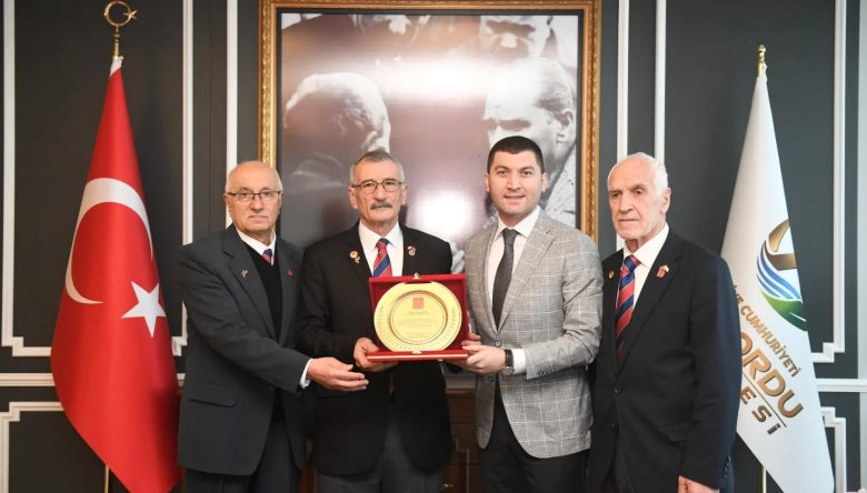 KIBRIS GAZİLERİNDEN BAŞKAN TEPE’YE PLAKET