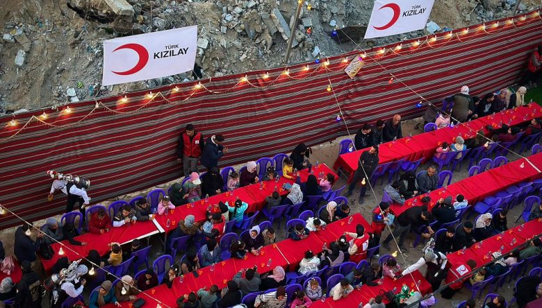 KIZILAY GAZZE’DE RAMAZAN’IN İLK İFTAR SOFRASINI KURDU   