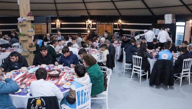 VALİ EROL, ÇOCUKLARLA İFTAR YAPTI