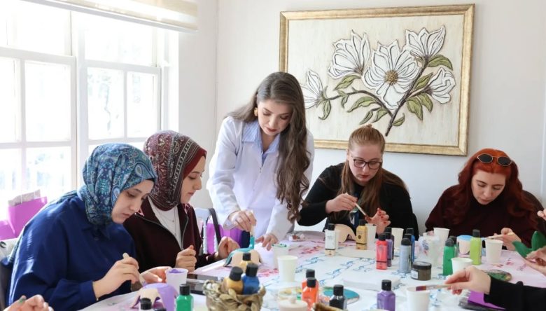 ŞEKERLİKLER KADINLARIN ELLERİNDE RENKLENDİ   