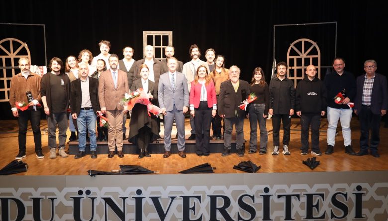 “KIRMIZI PAZARTESİ" OYUNU SAHNELENDİ