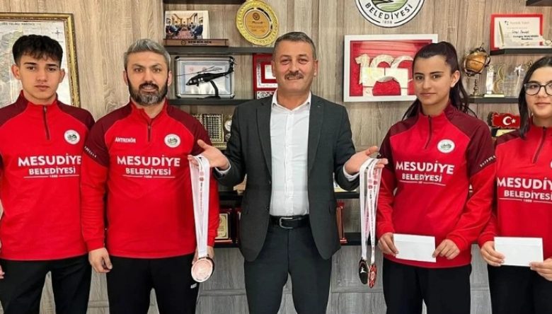 KİCK BOKSTA MADALYALI BAŞARI