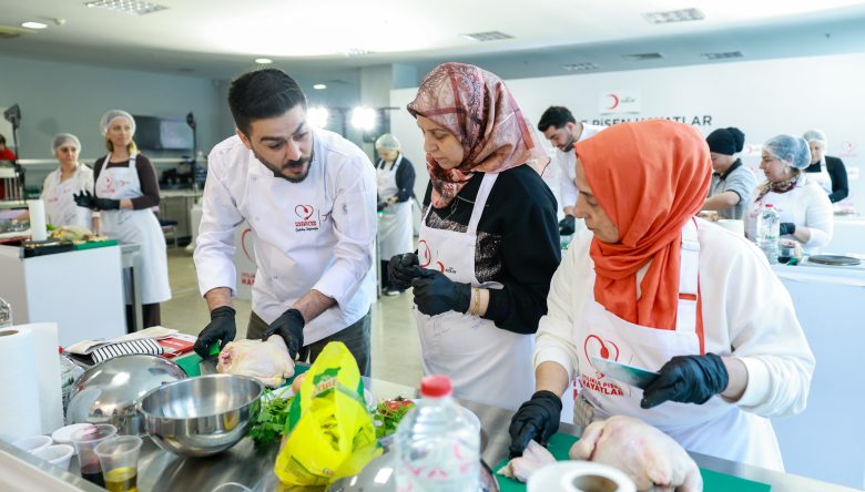      DEPREMZEDE KADINLAR MUTFAĞA UMUTLA DÖNDÜ