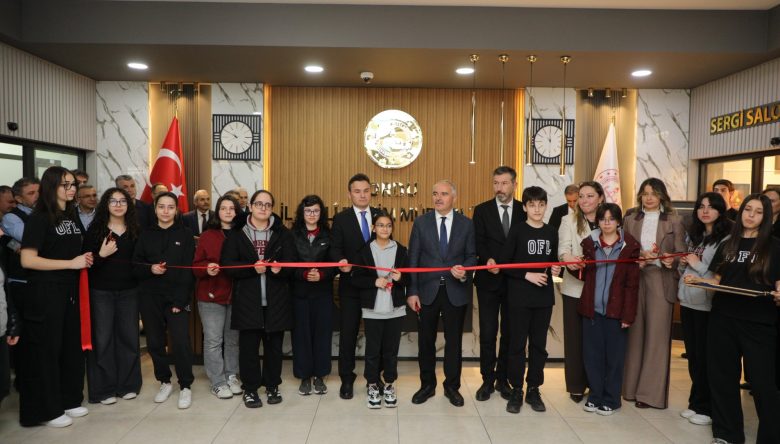 23 NİSAN RUHU TUVALE YANSIDI