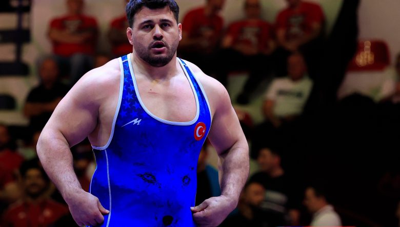 MİLLİ GÜREŞÇİ TARİH YAZDI