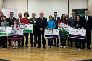 VALİ EROL, ÖDÜL TÖRENİNE KATILDI