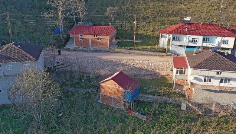 AYBASTI’DA YOLLARA TAŞ DUVAR ÖNLEMİ