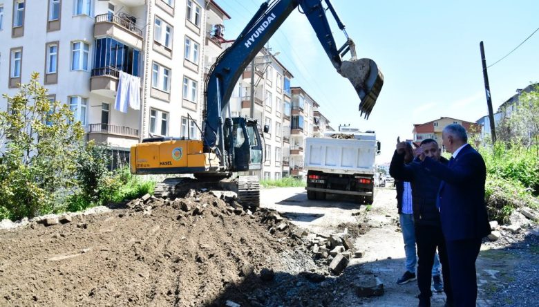    GÜLYALI’DA ÜÇ CADDE BAŞTAN SONA YENİLENİYOR