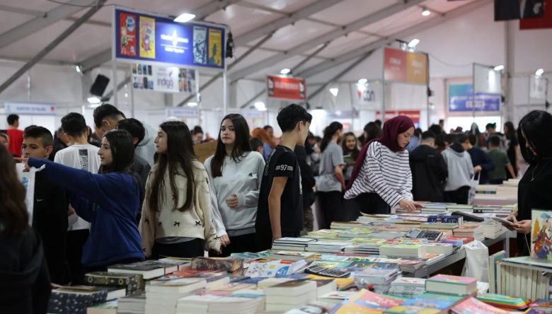 KİTAP FUARI ZİYARETÇİ AKININA UĞRUYOR