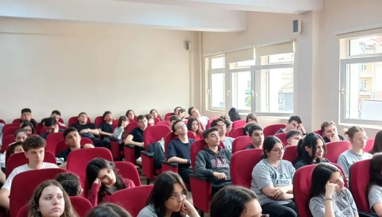 ORDU ANADOLU LİSESİNDE BİLİM, HUKUK VE EDEBİYAT RÜZGÂRI ESİYOR!