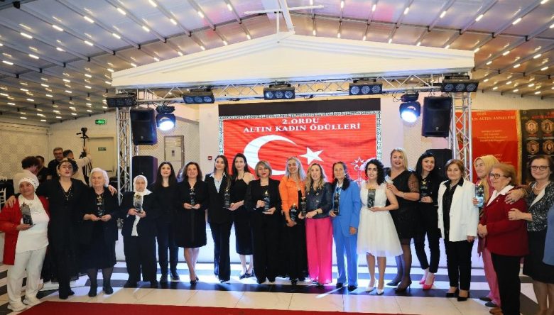 BAŞARI HİKÂYELERİ AYAKTA ALKIŞLANDI!