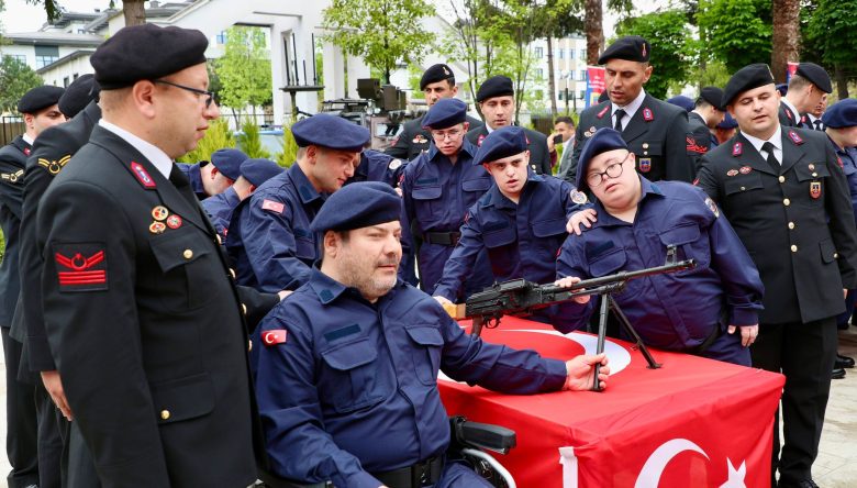 BİR GÜNLÜK ASKERLİKTE DUYGU SELİ