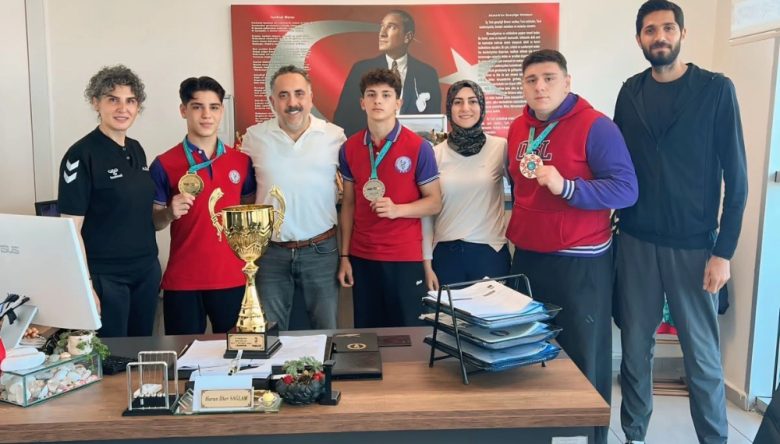 BAYRAĞI KÜRSÜNÜN EN TEPESİNE TAŞIDILAR
