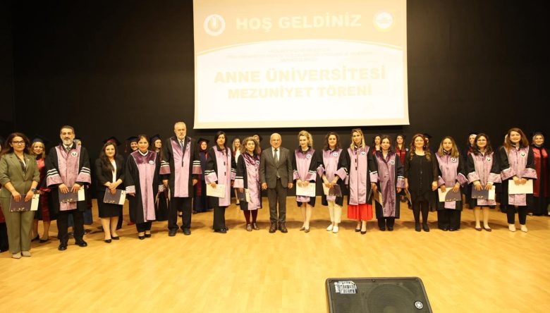 25 ANNE MEZUNİYET SEVİNCİ YAŞADI   