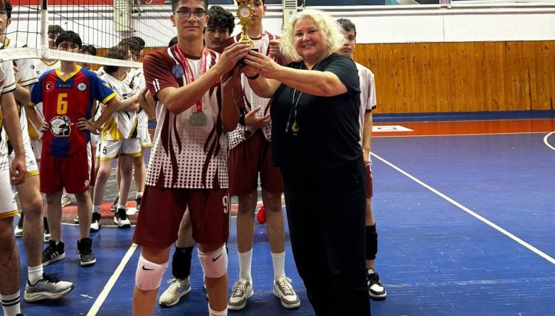GENÇ VOLEYBOLCULAR ORDU İL BİRİNCİLİĞİ İÇİN TER DÖKTÜ