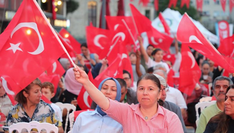 15 TEMMUZ RUHU MEYDANLARDA YAŞATILDI   