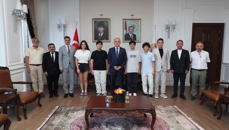 VALİ EROL, LGS’DE TAM PUAN ALAN ÖĞRENCİLERİ TEBRİK ETTİ   