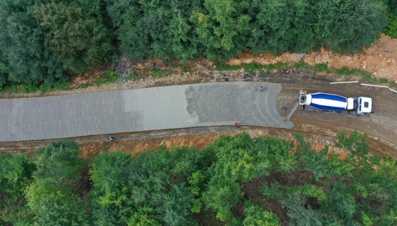 YEŞİL YOL’DA BETON YOL ÇALIŞMALARI SÜRÜYOR   