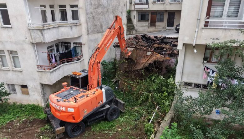 ALTINORDU’DA ATIL HALDEKİ 27 METRUK YAPI YIKILDI