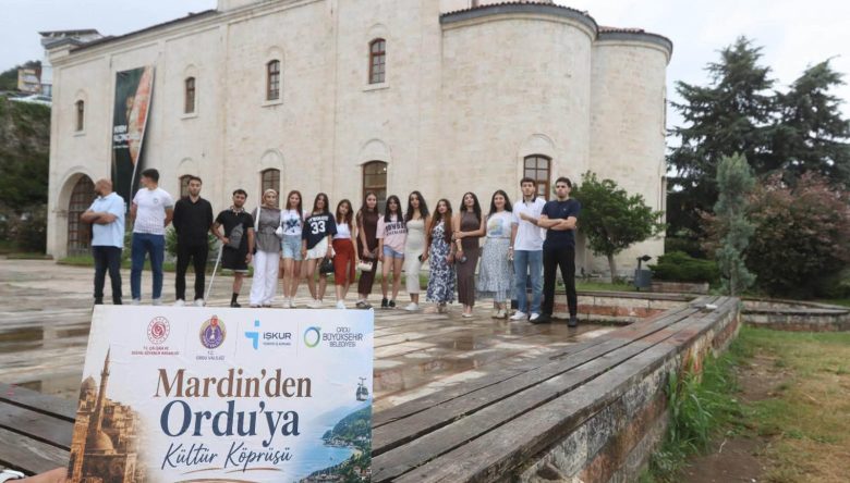 MARDİNLİ ÖĞRENCİLER VALİ EROL’U ZİYARET ETTİ 